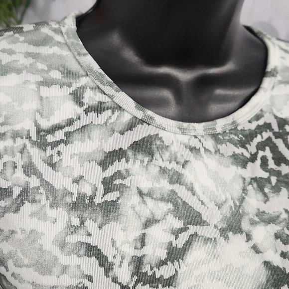 Fabletics Mari Seamless Tiger Print Crop Top | Sage Green | XS - Picture 3 of 5